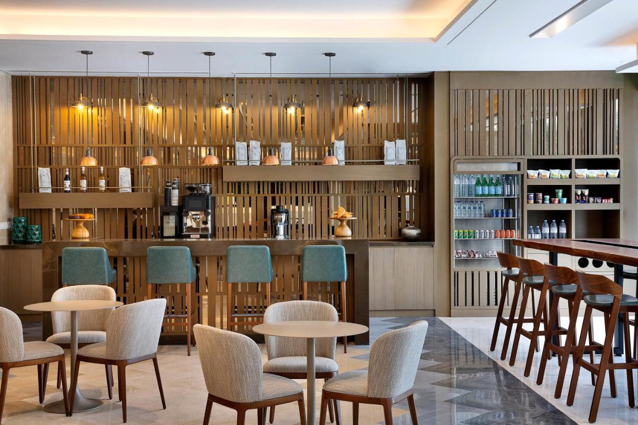 Courtyard By Marriott Culture Village, Дубай Екстериор снимка